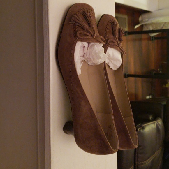 Anne Klein  Suade leather heels with tassel - Picture 3 of 4